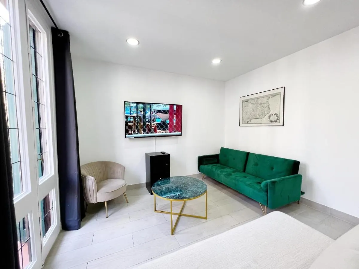 Sagrada Familia Gaudi Apartment Barcelona